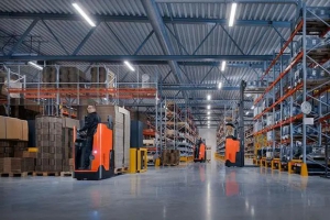 豐田推出三款全新的站立式倉庫叉車