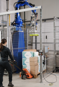 請雇用機器人！應(yīng)對緊張的勞動力市場