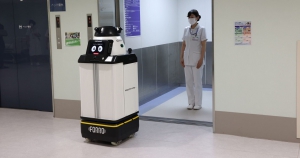 日本企業(yè)測試自主移動機器人在醫(yī)院進行送貨工作，可在電梯內(nèi)和人共乘
