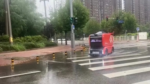 強降雨下高效履約！京東物流智能快遞車技術(shù)和運營雙升級