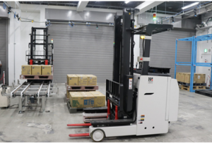 日本拉普塔機器人公司正式展示其首臺自動引導(dǎo)叉車