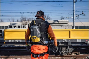 意大利技術研究所開發(fā)了一種背部支撐外骨骼，以提高鐵路工人的安全