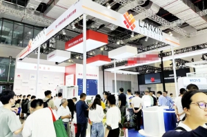 藍(lán)芯科技「全視覺(jué)」3D視覺(jué)移動(dòng)機(jī)器人亮相工博會(huì)