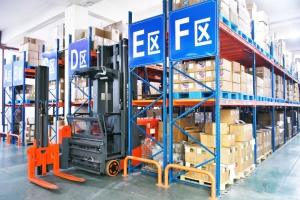 “窄巷道倉(cāng)儲(chǔ)專家”——MiMA米瑪三向電動(dòng)叉車 助力軟包裝行業(yè)綠色安全倉(cāng)儲(chǔ)