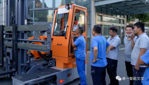 客戶案例|卓一“蟹力士”5噸越野版多向叉車落地德資光伏設(shè)備制造工廠，助力10m長物料高效搬運(yùn)