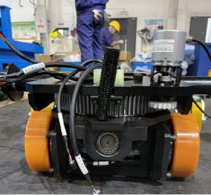 自適應(yīng)懸掛全向底盤(pán)+柔性導(dǎo)航+多功能載具=杭叉智能助力打造智慧工廠的關(guān)鍵