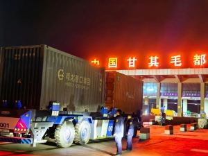 甘其毛都口岸AGV無人駕駛車跨境過貨實現(xiàn)直通！