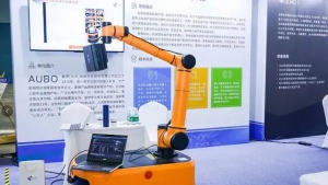 11家企業(yè)聯(lián)合研發(fā)，國產(chǎn)全自主復(fù)合機(jī)器人在京亮相