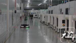 215臺搬運AGV（自動導(dǎo)向搬運車），只需要十來個人協(xié)助運維，光伏企業(yè)的智能車間是如何運轉(zhuǎn)的？