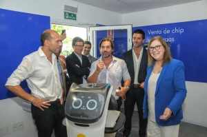 烏拉圭總統(tǒng)Lacalle Pou在社會政策參考中心落成儀式上與普渡機器人貝拉互動