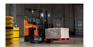 Fox Robotics 憑借業(yè)界首創(chuàng)站立式自主叉車實現了超過 250 萬次托盤牽引