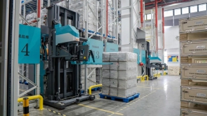 客戶案例|卓一人下行三向AGV叉車助力新能源行業(yè)打造智慧工廠