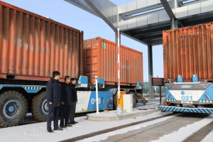 甘其毛都口岸AGV無人車跑出跨境過貨加速度