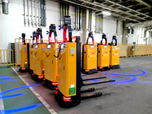 艾吉威數十臺“小舉人”無人叉車助力某全球頭部汽車企業(yè)智能化生產