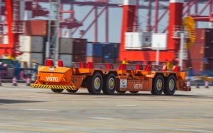 打通自動化碼頭運輸?shù)摹按髣用}”