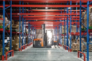 卓一VNA人上行三向叉車落地農機配件企業(yè)，打造高效密集存儲方案