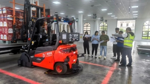 百威哈啤平衡重?zé)o人叉車項(xiàng)目順利通過(guò)廠驗(yàn)