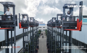 合肥搬易通MiMA人上型三向叉車批量啟航，為海外倉(cāng)儲(chǔ)注入強(qiáng)勁動(dòng)力！