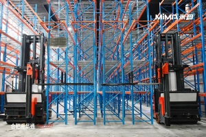 國(guó)內(nèi)首創(chuàng)！合肥搬易通MiMA雙深位人上型三向叉車，助力精加工行業(yè)實(shí)現(xiàn)“VNA高密度存儲(chǔ)”模式