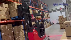  尋跡智行機(jī)器人前移堆高叉車R20，窄通道高位存取，助力知名醫(yī)藥企業(yè)智能化出入庫(kù)