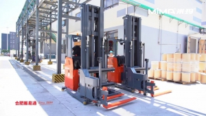 MiMA米瑪人下型三向堆垛式叉車一站式交付，助力化工企業(yè)打造安全高效倉儲管理模式！