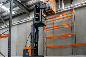 揀選效率升級！庫容量升級！卓一VNA人上行三向叉車為澳洲3C電子行業(yè)賦能