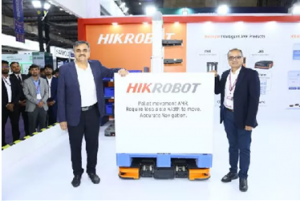 海康機(jī)器人在印度推出QF-1000叉車潛伏式移動(dòng)機(jī)器人