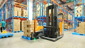 優(yōu)化醫(yī)藥倉儲，助力健康未來：卓一VNA人下行三向叉車助力醫(yī)藥行業(yè)物流升級