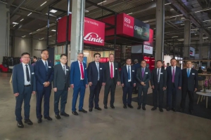 山東代表團(tuán)拜訪(fǎng)凱傲旗下林德物料搬運(yùn)體驗(yàn)中心