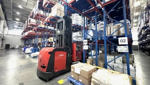 林德窄通道三向堆垛叉車助力保健品行業(yè)物流高效運(yùn)轉(zhuǎn)