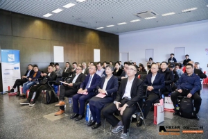 數(shù)智賦能、智慧搬運(yùn)——2024中國工業(yè)車輛與移動機(jī)器人數(shù)智化發(fā)展高峰論壇在上海成功召開