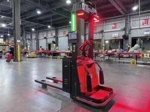 山西省快遞行業(yè)首次投用AGV智能搬運(yùn)機(jī)器人 一臺(tái)能頂6個(gè)人