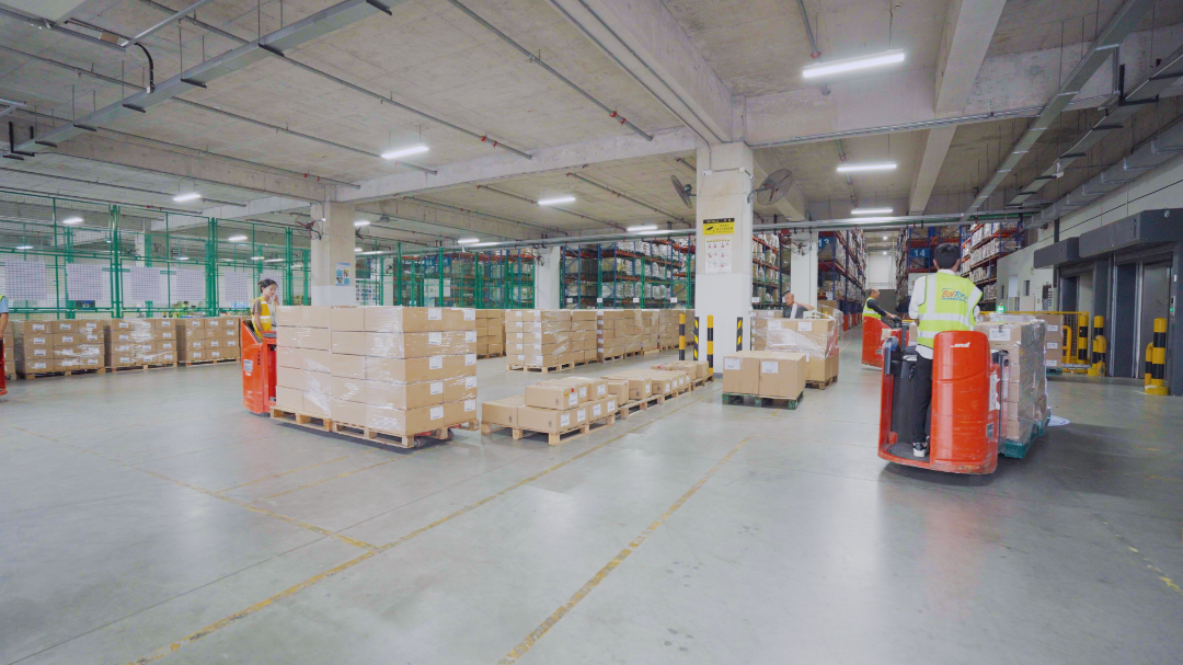突破空間束縛 | 林德電動(dòng)三向堆垛叉車賦能寶連通倉(cāng)儲(chǔ)升級(jí)