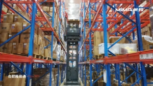 合肥搬易通MiMA米瑪人上型三向堆垛車，為橡塑企業(yè)倉儲密集化升級強(qiáng)勢賦能