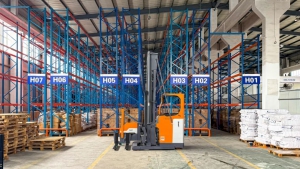 客戶案例|窄巷道、大庫容、高效率！卓一人下行三向叉車助力物流企業(yè)效益升級