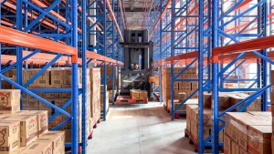 客戶案例|卓一VNA人上行三向叉車助力城配物流行業(yè)實現(xiàn)倉儲密度、揀選效率雙升