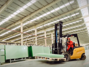 極限工況看三一丨玻璃行業(yè)365天*24小時(shí)全年全天候工況，三一電動(dòng)叉車輕松應(yīng)對(duì)