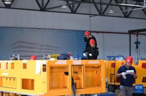 中國(guó)經(jīng)濟(jì)樣本觀察·企業(yè)樣本篇丨“大塊頭”有“大智慧”——國(guó)產(chǎn)重載機(jī)器人長(zhǎng)成記