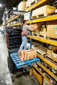 林德電動揀選叉車 | 汽配行業(yè)的倉儲利器，助力高效運營