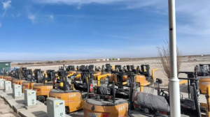 百余臺(tái)三一高壓電動(dòng)叉車在格爾木高原上演“極限挑戰(zhàn)”！