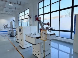 給機(jī)械臂裝上輪子和大腦，工業(yè)機(jī)器人涌現(xiàn)新藍(lán)海