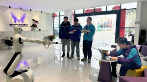 多款新產(chǎn)品項目“齊頭并進” 武漢經(jīng)開區(qū)民營企業(yè)人形移動機器人年內(nèi)量產(chǎn)