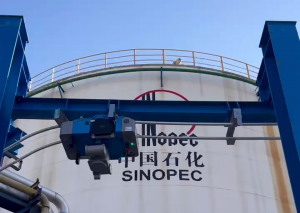 室外高空作業(yè)，智能巡檢機(jī)器人風(fēng)雨無阻守護(hù)石化廠區(qū)安全