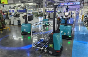 艾吉威 “小千斤” 無人叉車 ×DeepSeek：AI 驅(qū)動(dòng)的智能搬運(yùn)革新