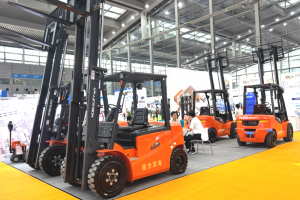 諾力攜前沿物料搬運(yùn)方案亮相LogiMat深圳展