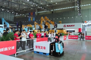 以“智駕”革新物流搬運(yùn)新生態(tài) 三一機(jī)器人A7智能搬運(yùn)車在CICEE發(fā)布