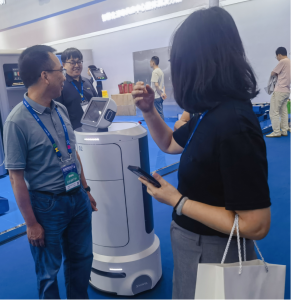 亮相全國醫(yī)院建設(shè)大會，新華醫(yī)療全院物流機(jī)器人等產(chǎn)品超級“酷”