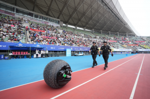 閃亮登場！球形機(jī)器人首秀“蘇超”！