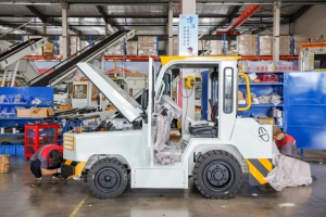 挺進(jìn)新賽道！中力叉車無人駕駛行李牽引車來了