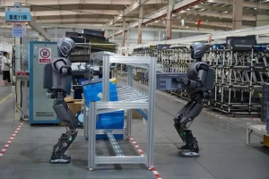 人形機(jī)器人進(jìn)駐東風(fēng)柳汽“實(shí)習(xí)” 搬箱子、分揀零部件超在行